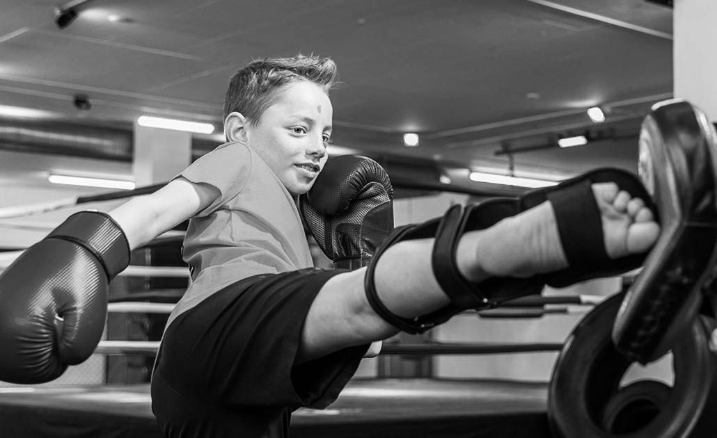 Thaiboxen für Kinder in Rheinfelden - Genesis Gym -  Rheinfelden -  Schweiz -  Fitness -  Kampfsport - Ausdauertraining -  Krafttraining -  Herzkreislaufsystem -  Cardio -  Cardiogeräte -  Crosstrainer -  Laufbänder -  Computerfahrräder -  Rudergometer -  Bildschirm -  TV -  Herz -  Bestform -  Stressabbau -  Bodybuilding -  24h -  Ernährungsplan -  Wettkampfvorbereitung -  Juniorenbetreuung -  Senioren-Training - Cornelius Schweizer -  Bodybuilding -  Fitness -  Kampfsport -  Thaiboxen -  Boxen -  MMA – BJJ – Grappling - Kampfsport -  Fit -  Kampfsportarten -  Boxen -  Thaiboxen -  Kickboxen -  Training -  Beweglichkeit -  Geschwindigkeit -  Kraft -  Stärke -  MMA -  Mixed Martial Arts -  Brazilian Jiu-Jitsu -  Muay Thai -  Judo -  Sambo -  Karate -  Ringen -  Grappling -  Athleten -  Treten -  Schlagen -  Clinchen -  Werfen -  Bodenkampf -  Vollkontaktsport -  Konditionstraining -  Sandsacktraining -  Techniktraining -  Pratzen -  Sparring -  Krafttraining -  Muskulatur -  Fitnessgeräte -  Hanteln -  Fettverbrennung -  Abnehmen -  Sport -  Training -  Trainsingsplan -  Bodybuilding -  24h -  Ernährungsplan -  Wettkampfvorbereitung -  Juniorenbetreuung -  Senioren-Training