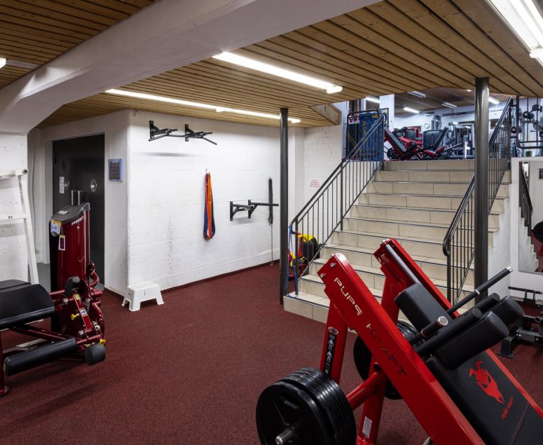 Fitnessstudio Impressionen - Genesis Gym -  Rheinfelden -  Schweiz -  Fitness -  Kampfsport - Ausdauertraining -  Krafttraining -  Herzkreislaufsystem -  Cardio -  Cardiogeräte -  Crosstrainer -  Laufbänder -  Computerfahrräder -  Rudergometer -  Bildschirm -  TV -  Herz -  Bestform -  Stressabbau -  Bodybuilding -  24h -  Ernährungsplan -  Wettkampfvorbereitung -  Juniorenbetreuung -  Senioren-Training - Cornelius Schweizer -  Bodybuilding -  Fitness -  Kampfsport -  Thaiboxen -  Boxen -  MMA – BJJ – Grappling - Kampfsport -  Fit -  Kampfsportarten -  Boxen -  Thaiboxen -  Kickboxen -  Training -  Beweglichkeit -  Geschwindigkeit -  Kraft -  Stärke -  MMA -  Mixed Martial Arts -  Brazilian Jiu-Jitsu -  Muay Thai -  Judo -  Sambo -  Karate -  Ringen -  Grappling -  Athleten -  Treten -  Schlagen -  Clinchen -  Werfen -  Bodenkampf -  Vollkontaktsport -  Konditionstraining -  Sandsacktraining -  Techniktraining -  Pratzen -  Sparring -  Krafttraining -  Muskulatur -  Fitnessgeräte -  Hanteln -  Fettverbrennung -  Abnehmen -  Sport -  Training -  Trainsingsplan -  Bodybuilding -  24h -  Ernährungsplan -  Wettkampfvorbereitung -  Juniorenbetreuung -  Senioren-Training