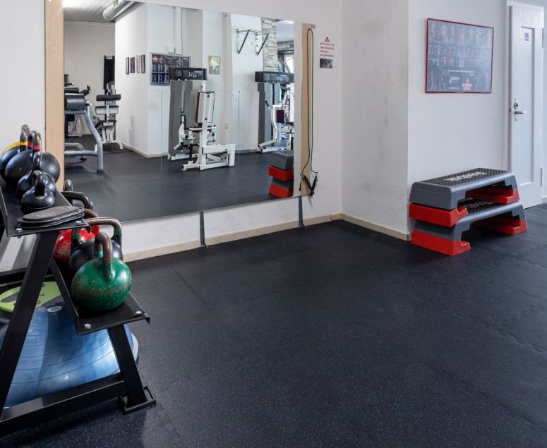 Fitnessstudio Impressionen - Genesis Gym -  Rheinfelden -  Schweiz -  Fitness -  Kampfsport - Ausdauertraining -  Krafttraining -  Herzkreislaufsystem -  Cardio -  Cardiogeräte -  Crosstrainer -  Laufbänder -  Computerfahrräder -  Rudergometer -  Bildschirm -  TV -  Herz -  Bestform -  Stressabbau -  Bodybuilding -  24h -  Ernährungsplan -  Wettkampfvorbereitung -  Juniorenbetreuung -  Senioren-Training - Cornelius Schweizer -  Bodybuilding -  Fitness -  Kampfsport -  Thaiboxen -  Boxen -  MMA – BJJ – Grappling - Kampfsport -  Fit -  Kampfsportarten -  Boxen -  Thaiboxen -  Kickboxen -  Training -  Beweglichkeit -  Geschwindigkeit -  Kraft -  Stärke -  MMA -  Mixed Martial Arts -  Brazilian Jiu-Jitsu -  Muay Thai -  Judo -  Sambo -  Karate -  Ringen -  Grappling -  Athleten -  Treten -  Schlagen -  Clinchen -  Werfen -  Bodenkampf -  Vollkontaktsport -  Konditionstraining -  Sandsacktraining -  Techniktraining -  Pratzen -  Sparring -  Krafttraining -  Muskulatur -  Fitnessgeräte -  Hanteln -  Fettverbrennung -  Abnehmen -  Sport -  Training -  Trainsingsplan -  Bodybuilding -  24h -  Ernährungsplan -  Wettkampfvorbereitung -  Juniorenbetreuung -  Senioren-Training