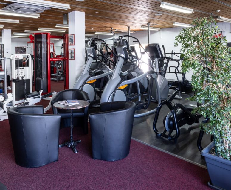 Fitnessstudio Impressionen - Genesis Gym -  Rheinfelden -  Schweiz -  Fitness -  Kampfsport - Ausdauertraining -  Krafttraining -  Herzkreislaufsystem -  Cardio -  Cardiogeräte -  Crosstrainer -  Laufbänder -  Computerfahrräder -  Rudergometer -  Bildschirm -  TV -  Herz -  Bestform -  Stressabbau -  Bodybuilding -  24h -  Ernährungsplan -  Wettkampfvorbereitung -  Juniorenbetreuung -  Senioren-Training - Cornelius Schweizer -  Bodybuilding -  Fitness -  Kampfsport -  Thaiboxen -  Boxen -  MMA – BJJ – Grappling - Kampfsport -  Fit -  Kampfsportarten -  Boxen -  Thaiboxen -  Kickboxen -  Training -  Beweglichkeit -  Geschwindigkeit -  Kraft -  Stärke -  MMA -  Mixed Martial Arts -  Brazilian Jiu-Jitsu -  Muay Thai -  Judo -  Sambo -  Karate -  Ringen -  Grappling -  Athleten -  Treten -  Schlagen -  Clinchen -  Werfen -  Bodenkampf -  Vollkontaktsport -  Konditionstraining -  Sandsacktraining -  Techniktraining -  Pratzen -  Sparring -  Krafttraining -  Muskulatur -  Fitnessgeräte -  Hanteln -  Fettverbrennung -  Abnehmen -  Sport -  Training -  Trainsingsplan -  Bodybuilding -  24h -  Ernährungsplan -  Wettkampfvorbereitung -  Juniorenbetreuung -  Senioren-Training