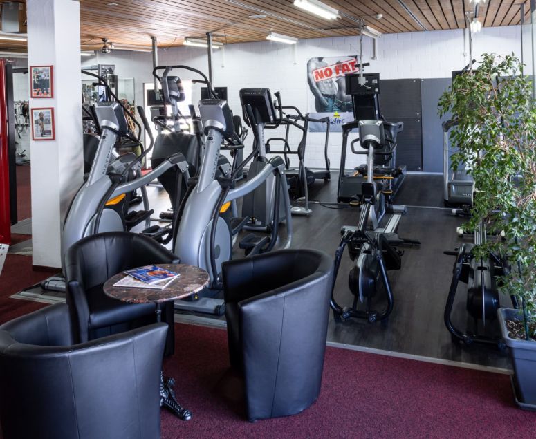 Fitnessstudio Impressionen - Genesis Gym -  Rheinfelden -  Schweiz -  Fitness -  Kampfsport - Ausdauertraining -  Krafttraining -  Herzkreislaufsystem -  Cardio -  Cardiogeräte -  Crosstrainer -  Laufbänder -  Computerfahrräder -  Rudergometer -  Bildschirm -  TV -  Herz -  Bestform -  Stressabbau -  Bodybuilding -  24h -  Ernährungsplan -  Wettkampfvorbereitung -  Juniorenbetreuung -  Senioren-Training - Cornelius Schweizer -  Bodybuilding -  Fitness -  Kampfsport -  Thaiboxen -  Boxen -  MMA – BJJ – Grappling - Kampfsport -  Fit -  Kampfsportarten -  Boxen -  Thaiboxen -  Kickboxen -  Training -  Beweglichkeit -  Geschwindigkeit -  Kraft -  Stärke -  MMA -  Mixed Martial Arts -  Brazilian Jiu-Jitsu -  Muay Thai -  Judo -  Sambo -  Karate -  Ringen -  Grappling -  Athleten -  Treten -  Schlagen -  Clinchen -  Werfen -  Bodenkampf -  Vollkontaktsport -  Konditionstraining -  Sandsacktraining -  Techniktraining -  Pratzen -  Sparring -  Krafttraining -  Muskulatur -  Fitnessgeräte -  Hanteln -  Fettverbrennung -  Abnehmen -  Sport -  Training -  Trainsingsplan -  Bodybuilding -  24h -  Ernährungsplan -  Wettkampfvorbereitung -  Juniorenbetreuung -  Senioren-Training