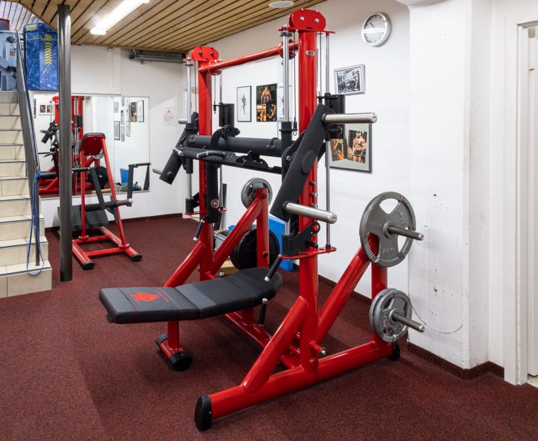 Fitnessstudio Impressionen - Genesis Gym -  Rheinfelden -  Schweiz -  Fitness -  Kampfsport - Ausdauertraining -  Krafttraining -  Herzkreislaufsystem -  Cardio -  Cardiogeräte -  Crosstrainer -  Laufbänder -  Computerfahrräder -  Rudergometer -  Bildschirm -  TV -  Herz -  Bestform -  Stressabbau -  Bodybuilding -  24h -  Ernährungsplan -  Wettkampfvorbereitung -  Juniorenbetreuung -  Senioren-Training - Cornelius Schweizer -  Bodybuilding -  Fitness -  Kampfsport -  Thaiboxen -  Boxen -  MMA – BJJ – Grappling - Kampfsport -  Fit -  Kampfsportarten -  Boxen -  Thaiboxen -  Kickboxen -  Training -  Beweglichkeit -  Geschwindigkeit -  Kraft -  Stärke -  MMA -  Mixed Martial Arts -  Brazilian Jiu-Jitsu -  Muay Thai -  Judo -  Sambo -  Karate -  Ringen -  Grappling -  Athleten -  Treten -  Schlagen -  Clinchen -  Werfen -  Bodenkampf -  Vollkontaktsport -  Konditionstraining -  Sandsacktraining -  Techniktraining -  Pratzen -  Sparring -  Krafttraining -  Muskulatur -  Fitnessgeräte -  Hanteln -  Fettverbrennung -  Abnehmen -  Sport -  Training -  Trainsingsplan -  Bodybuilding -  24h -  Ernährungsplan -  Wettkampfvorbereitung -  Juniorenbetreuung -  Senioren-Training