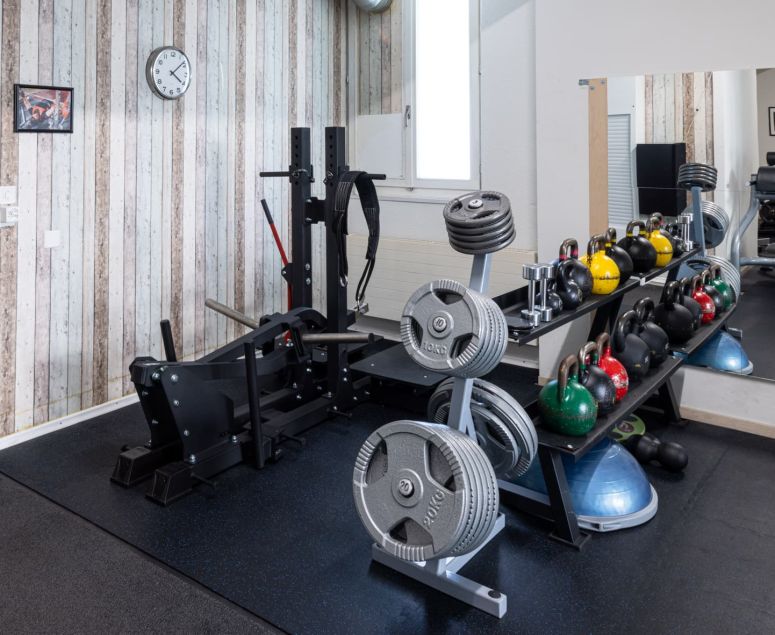 Fitnessstudio Impressionen - Genesis Gym -  Rheinfelden -  Schweiz -  Fitness -  Kampfsport - Ausdauertraining -  Krafttraining -  Herzkreislaufsystem -  Cardio -  Cardiogeräte -  Crosstrainer -  Laufbänder -  Computerfahrräder -  Rudergometer -  Bildschirm -  TV -  Herz -  Bestform -  Stressabbau -  Bodybuilding -  24h -  Ernährungsplan -  Wettkampfvorbereitung -  Juniorenbetreuung -  Senioren-Training - Cornelius Schweizer -  Bodybuilding -  Fitness -  Kampfsport -  Thaiboxen -  Boxen -  MMA – BJJ – Grappling - Kampfsport -  Fit -  Kampfsportarten -  Boxen -  Thaiboxen -  Kickboxen -  Training -  Beweglichkeit -  Geschwindigkeit -  Kraft -  Stärke -  MMA -  Mixed Martial Arts -  Brazilian Jiu-Jitsu -  Muay Thai -  Judo -  Sambo -  Karate -  Ringen -  Grappling -  Athleten -  Treten -  Schlagen -  Clinchen -  Werfen -  Bodenkampf -  Vollkontaktsport -  Konditionstraining -  Sandsacktraining -  Techniktraining -  Pratzen -  Sparring -  Krafttraining -  Muskulatur -  Fitnessgeräte -  Hanteln -  Fettverbrennung -  Abnehmen -  Sport -  Training -  Trainsingsplan -  Bodybuilding -  24h -  Ernährungsplan -  Wettkampfvorbereitung -  Juniorenbetreuung -  Senioren-Training