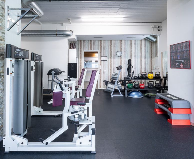 Fitnessstudio Impressionen - Genesis Gym -  Rheinfelden -  Schweiz -  Fitness -  Kampfsport - Ausdauertraining -  Krafttraining -  Herzkreislaufsystem -  Cardio -  Cardiogeräte -  Crosstrainer -  Laufbänder -  Computerfahrräder -  Rudergometer -  Bildschirm -  TV -  Herz -  Bestform -  Stressabbau -  Bodybuilding -  24h -  Ernährungsplan -  Wettkampfvorbereitung -  Juniorenbetreuung -  Senioren-Training - Cornelius Schweizer -  Bodybuilding -  Fitness -  Kampfsport -  Thaiboxen -  Boxen -  MMA – BJJ – Grappling - Kampfsport -  Fit -  Kampfsportarten -  Boxen -  Thaiboxen -  Kickboxen -  Training -  Beweglichkeit -  Geschwindigkeit -  Kraft -  Stärke -  MMA -  Mixed Martial Arts -  Brazilian Jiu-Jitsu -  Muay Thai -  Judo -  Sambo -  Karate -  Ringen -  Grappling -  Athleten -  Treten -  Schlagen -  Clinchen -  Werfen -  Bodenkampf -  Vollkontaktsport -  Konditionstraining -  Sandsacktraining -  Techniktraining -  Pratzen -  Sparring -  Krafttraining -  Muskulatur -  Fitnessgeräte -  Hanteln -  Fettverbrennung -  Abnehmen -  Sport -  Training -  Trainsingsplan -  Bodybuilding -  24h -  Ernährungsplan -  Wettkampfvorbereitung -  Juniorenbetreuung -  Senioren-Training