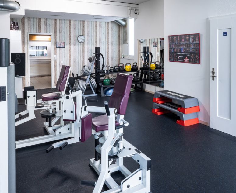 Fitnessstudio Impressionen - Genesis Gym -  Rheinfelden -  Schweiz -  Fitness -  Kampfsport - Ausdauertraining -  Krafttraining -  Herzkreislaufsystem -  Cardio -  Cardiogeräte -  Crosstrainer -  Laufbänder -  Computerfahrräder -  Rudergometer -  Bildschirm -  TV -  Herz -  Bestform -  Stressabbau -  Bodybuilding -  24h -  Ernährungsplan -  Wettkampfvorbereitung -  Juniorenbetreuung -  Senioren-Training - Cornelius Schweizer -  Bodybuilding -  Fitness -  Kampfsport -  Thaiboxen -  Boxen -  MMA – BJJ – Grappling - Kampfsport -  Fit -  Kampfsportarten -  Boxen -  Thaiboxen -  Kickboxen -  Training -  Beweglichkeit -  Geschwindigkeit -  Kraft -  Stärke -  MMA -  Mixed Martial Arts -  Brazilian Jiu-Jitsu -  Muay Thai -  Judo -  Sambo -  Karate -  Ringen -  Grappling -  Athleten -  Treten -  Schlagen -  Clinchen -  Werfen -  Bodenkampf -  Vollkontaktsport -  Konditionstraining -  Sandsacktraining -  Techniktraining -  Pratzen -  Sparring -  Krafttraining -  Muskulatur -  Fitnessgeräte -  Hanteln -  Fettverbrennung -  Abnehmen -  Sport -  Training -  Trainsingsplan -  Bodybuilding -  24h -  Ernährungsplan -  Wettkampfvorbereitung -  Juniorenbetreuung -  Senioren-Training