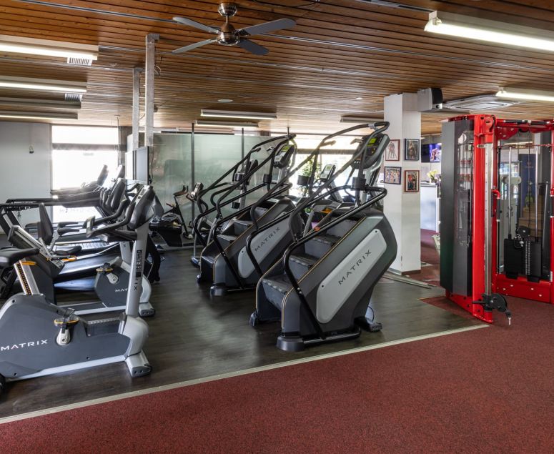 Fitnessstudio Impressionen - Genesis Gym -  Rheinfelden -  Schweiz -  Fitness -  Kampfsport - Ausdauertraining -  Krafttraining -  Herzkreislaufsystem -  Cardio -  Cardiogeräte -  Crosstrainer -  Laufbänder -  Computerfahrräder -  Rudergometer -  Bildschirm -  TV -  Herz -  Bestform -  Stressabbau -  Bodybuilding -  24h -  Ernährungsplan -  Wettkampfvorbereitung -  Juniorenbetreuung -  Senioren-Training - Cornelius Schweizer -  Bodybuilding -  Fitness -  Kampfsport -  Thaiboxen -  Boxen -  MMA – BJJ – Grappling - Kampfsport -  Fit -  Kampfsportarten -  Boxen -  Thaiboxen -  Kickboxen -  Training -  Beweglichkeit -  Geschwindigkeit -  Kraft -  Stärke -  MMA -  Mixed Martial Arts -  Brazilian Jiu-Jitsu -  Muay Thai -  Judo -  Sambo -  Karate -  Ringen -  Grappling -  Athleten -  Treten -  Schlagen -  Clinchen -  Werfen -  Bodenkampf -  Vollkontaktsport -  Konditionstraining -  Sandsacktraining -  Techniktraining -  Pratzen -  Sparring -  Krafttraining -  Muskulatur -  Fitnessgeräte -  Hanteln -  Fettverbrennung -  Abnehmen -  Sport -  Training -  Trainsingsplan -  Bodybuilding -  24h -  Ernährungsplan -  Wettkampfvorbereitung -  Juniorenbetreuung -  Senioren-Training