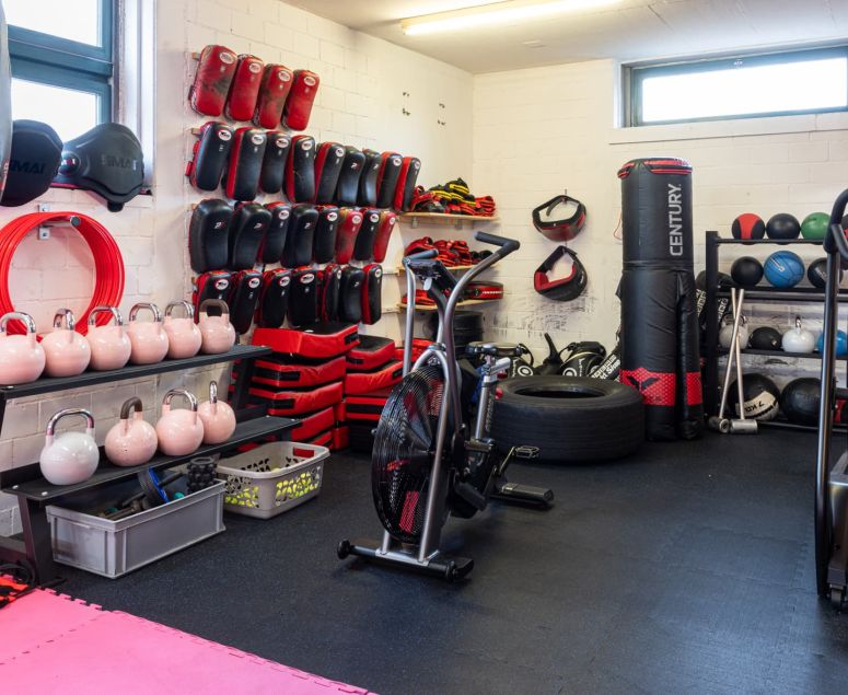 Fitnessstudio Impressionen - Genesis Gym -  Rheinfelden -  Schweiz -  Fitness -  Kampfsport - Ausdauertraining -  Krafttraining -  Herzkreislaufsystem -  Cardio -  Cardiogeräte -  Crosstrainer -  Laufbänder -  Computerfahrräder -  Rudergometer -  Bildschirm -  TV -  Herz -  Bestform -  Stressabbau -  Bodybuilding -  24h -  Ernährungsplan -  Wettkampfvorbereitung -  Juniorenbetreuung -  Senioren-Training - Cornelius Schweizer -  Bodybuilding -  Fitness -  Kampfsport -  Thaiboxen -  Boxen -  MMA – BJJ – Grappling - Kampfsport -  Fit -  Kampfsportarten -  Boxen -  Thaiboxen -  Kickboxen -  Training -  Beweglichkeit -  Geschwindigkeit -  Kraft -  Stärke -  MMA -  Mixed Martial Arts -  Brazilian Jiu-Jitsu -  Muay Thai -  Judo -  Sambo -  Karate -  Ringen -  Grappling -  Athleten -  Treten -  Schlagen -  Clinchen -  Werfen -  Bodenkampf -  Vollkontaktsport -  Konditionstraining -  Sandsacktraining -  Techniktraining -  Pratzen -  Sparring -  Krafttraining -  Muskulatur -  Fitnessgeräte -  Hanteln -  Fettverbrennung -  Abnehmen -  Sport -  Training -  Trainsingsplan -  Bodybuilding -  24h -  Ernährungsplan -  Wettkampfvorbereitung -  Juniorenbetreuung -  Senioren-Training